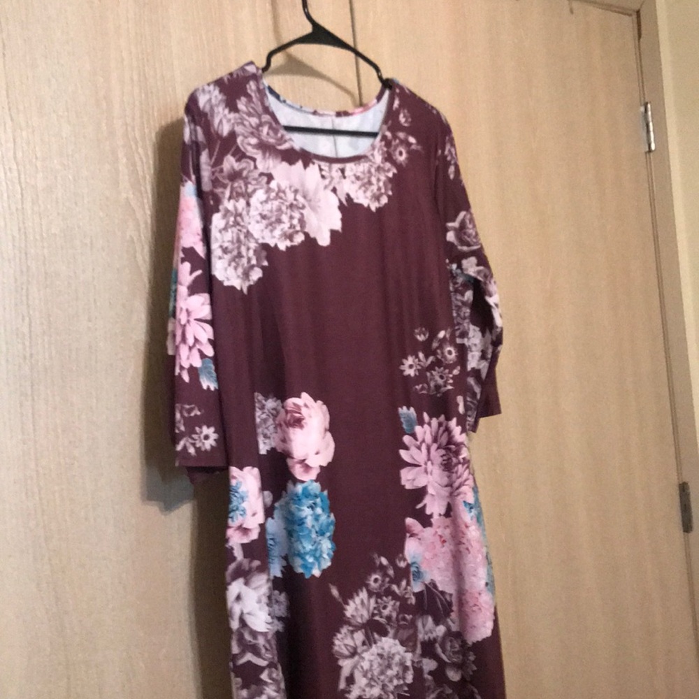 Maroon floral dress w/ POCKETS!